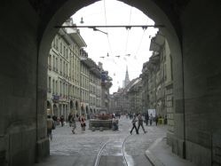 Sicht durch das Tor des
Käfigturms auf die Marktgasse Sicht durch das Tor des Käfigturms auf
die Marktgasse