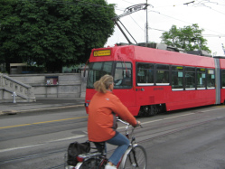 Kirchenfeldbrücke, rotes Tram Nr.
9 mit Velo Kirchenfeldbrücke, rotes Tram Nr. 9 mit
Velo