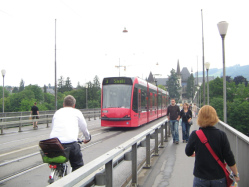 Kirchenfeldbrücke, rotes
Tram Nr. 3 mit Ziel Saali Kirchenfeldbrücke, rotes Tram Nr. 3 mit
Ziel Saali