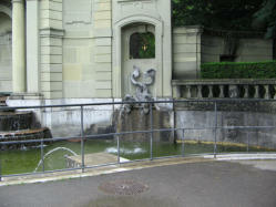 Thunplatz-Brunnen,
wasserspeiende Fische Thunplatz-Brunnen,
wasserspeiende Fische