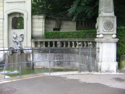 Thunplatz-Brunnen,
Geländer mit Rosette Thunplatz-Brunnen, Geländer mit
Rosette