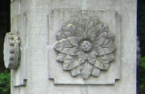 Thunplatz-Brunnen,
Rosette (Mandala) und Gitterdetail Thunplatz-Brunnen, Rosette (Mandala) und
Gitterdetail