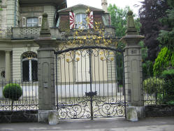 Thunstrasse Nr. 60,
Eingangstor zum Teil vergoldet, frontal Thunstrasse Nr. 60, Eingangstor zum Teil
vergoldet, frontal