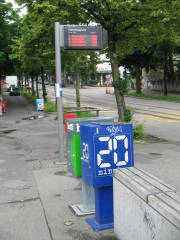 Helvetiaplatz, Tramstation mit Zeitanzeige