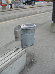 Helvetiaplatz, Tramstation, Abfallk�bel mit
                        Aschenbecher