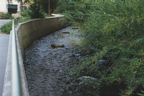 Langete-Spaziergang 1997, Bachlauf an
                          St�tzmauer in einer Kurve