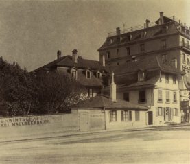 Bern, Gartenwirtschaft
                          "Maulbeerbaum" am Hirschengraben, um
                          die Jahrhundertwende [um 1900]