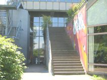 M�nchenstein: Gymnasium, Haupteingang.
                        Unattraktiver kann man einen Haupteingang wohl
                        nicht gestalten.