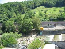 M�nchenstein: Autobahn
                        ("Hochleistungsstrasse") H18 zerst�rt
                        den Erholungsraum des Birsufers 01