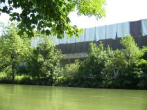 M�nchenstein: Autobahn
                        ("Hochleistungsstrasse") H18 zerst�rt
                        den Erholungsraum des Birsufers, abgedeckte
                        Baustelle 01