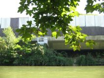 M�nchenstein: Autobahn
                        ("Hochleistungsstrasse") H18 zerst�rt
                        den Erholungsraum des Birsufers, abgedeckte
                        Baustelle 02