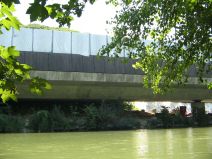 M�nchenstein: Autobahn
                        ("Hochleistungsstrasse") H18 zerst�rt
                        den Erholungsraum des Birsufers, abgedeckte
                        Baustelle 03