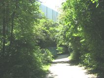 M�nchenstein: Autobahn
                        ("Hochleistungsstrasse") H18 zerst�rt
                        den Erholungsraum des Birsufers, abgedeckte
                        Baustelle 04