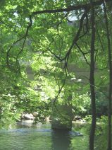 M�nchenstein: Autobahn
                        ("Hochleistungsstrasse") H18 zerst�rt
                        den Erholungsraum des Birsufers, Br�ckenpfeiler