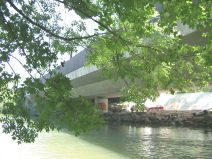 M�nchenstein: Autobahn
                        ("Hochleistungsstrasse") H18 zerst�rt
                        den Erholungsraum des Birsufers, H18-Br�cke von
                        unten 01