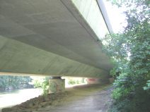 M�nchenstein: Autobahn
                ("Hochleistungsstrasse") H18 zerst�rt den
                Erholungsraum des Birsufers, H18-Br�cke von unten 02