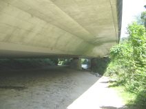 M�nchenstein: Autobahn
                        ("Hochleistungsstrasse") H18 zerst�rt
                        den Erholungsraum des Birsufers, H18-Br�cke von
                        unten 03