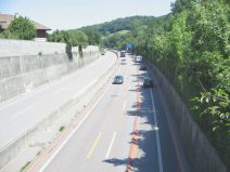 M�nchenstein: Autobahn
                        ("Hochleistungsstrasse") H18, Sicht
                        von der Br�cke in M�nchenstein