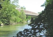 M�nchenstein: Sicht auf die Autobahn H18
                        ("Hochleistungsstrasse") vom anderen
                        Birsufer gegen�ber 01