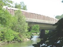 M�nchenstein: Sicht auf die Autobahn H18
                        ("Hochleistungsstrasse") vom anderen
                        Birsufer gegen�ber 02