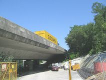 M�nchenstein: Br�cke der Autobahn H18
                        ("Hochleistungsstrasse"), Baustelle am
                        Br�ckenanfang mit Lastwagen ohne Schallschutz
