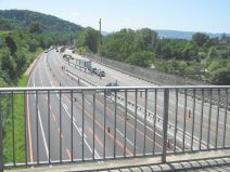 M�nchenstein: Sicht auf die Autobahn H18
                        ("Hochleistungsstrasse") von der
                        Br�cke beim R�tihardhof 01