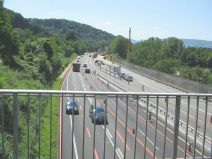 M�nchenstein: Sicht auf die Autobahn H18
                        ("Hochleistungsstrasse") von der
                        Br�cke beim R�tihardhof 02