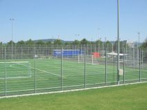 Muttenz: Fr�scheneckrainweg, im Hintergrund
                        sind 2 Kamine zu erkennen, ein rot-weiss
                        geringelter Kamin (01) und ein grauer Kamin
                        (02)