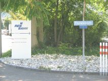 Muttenz: Pestalozzistrasse: Rennbahnklinik,
                        Tafel und Strassenschild