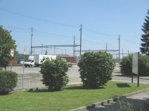 Muttenz: Hofackerstrasse, da ist ein
                        geringelter Kamin 03 hinter dem G�terbahnhof zu
                        sehen