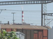 Muttenz: Hofackerstrasse, da ist ein
                        geringelter Kamin 03 hinter dem G�terbahnhof zu
                        sehen, Nahaufnahme