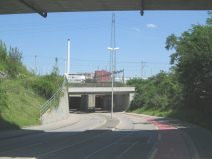 Muttenz: Rothausstrasse: Auf der anderen
                        Seite der Unterf�hrung sieht man einen neuen
                        weissen Kamin 04