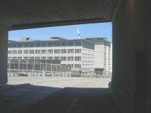 Muttenz: Rothausstrasse: Blick aus der
                        Unterf�hrung. Da taucht der geringelte Kamin 03
                        wieder auf, den man schon von den Bahngeleisen
                        in Muttenz her gesehen hat