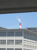 Muttenz: Rothausstrasse: Blick aus der
                        Unterf�hrung, der geringelte Kamin 03,
                        Nahaufnahme