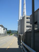 Muttenz: Rothausstrasse, weisser Kamin 04,
                        unterer Teil mit Fabrikgeb�ude
