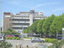 Muttenz: Rothausstrasse, links das Geb�ude
                        der Giftfabrik Clariant