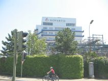 Muttenz: Rothausstrasse, rechts steht auch
                        ein Novartis-Geb�ude