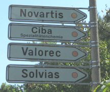 Schweizerhalle, Rheinfelderstrasse,
                        Wegweiser auf das Areal von Ciba, Novartis,
                        Valorec und Solvias