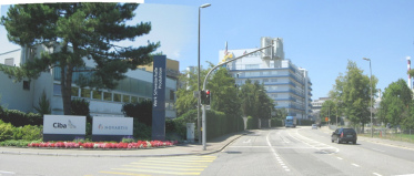 Schweizerhalle: Rheinfelderstrasse, Sicht gegen
                Basel mit den Firmenschildern und den
                Produktionsgeb�uden der Giftfirmen Ciba und Novartis