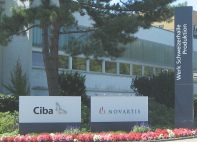 Schweizerhalle: Rheinfelderstrasse,
                        Firmenschilder von Ciba und Novartis