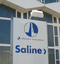 Schweizerhalle: Rheinstrasse 52, Wegweiser
                        zur Saline