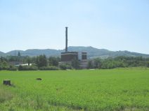 Pratteln, Rheinstrasse, Sicht auf den Kamin
                        der ARA Rhein