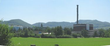 Pratteln, Rheinstrasse, Feld und Kamin der
                        ARA Rhein, Panoramafoto