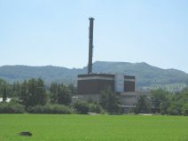 Pratteln, Rheinstrasse, Feld und Kamin der
                        ARA Rhein