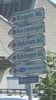 Pratteln: Salinenstrasse, hier ist der
                        Wegweiser, wer sich alles auf dem
                        Produktionsareal befindet
