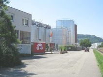 Pratteln, Basler Strasse, und mit einer
                        FCB-Fahne bei einer Beiz neben Tankanlagen