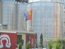 Pratteln, Basler Strasse, und mit einer
                        FCB-Fahne bei einer Beiz neben Tankanlagen,
                        Nahaufnahme