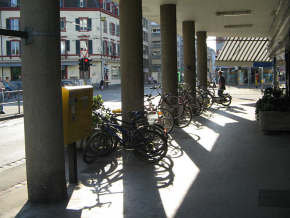 Austrasse bei der Tramhaltestelle
                      "Brausebad", berdachter
                      Veloabstellplatz / Fahrradabstellplatz mit
                      Briefkasten