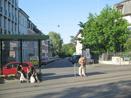 Blick von der Tramhaltestelle
                      "Brausebad" in die Socinstrasse