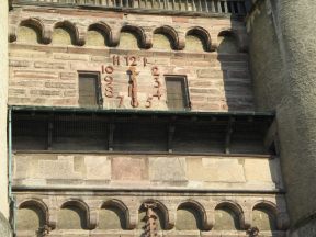 Spalentor: Fenster der Turmzimmer und Uhr